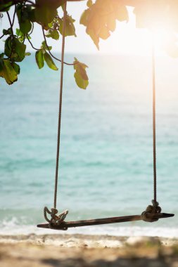 Denizde sahilde salıncak