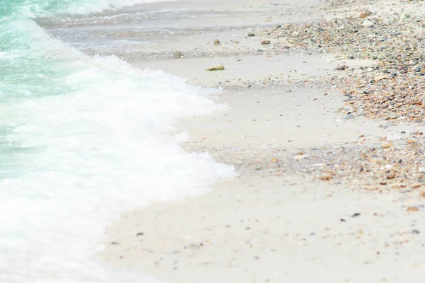 Steen op het strand aan zee. — Stockfoto