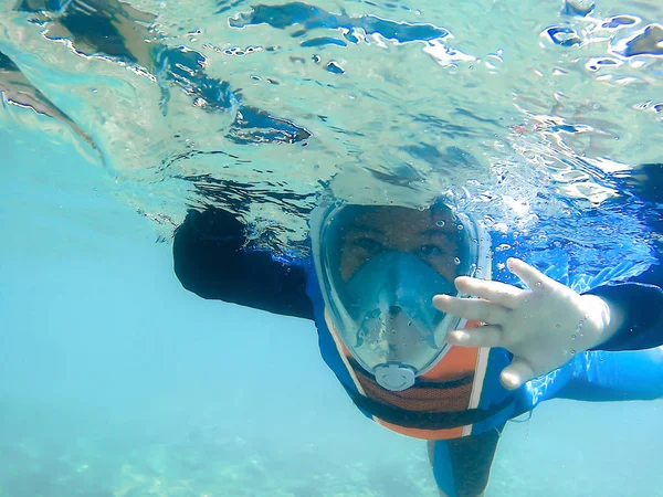 Homályos fotó kisfiú snorkeling a tengeren, így boldog ünnep. — Stock Fotó