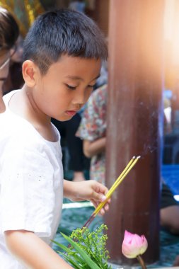 Küçük çocuk Buda için tütsü yakma