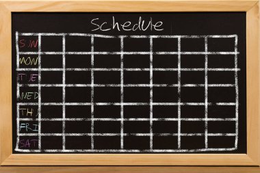 Kılavuz zaman masaya Siyah Kara tahta arka plan ile zamanlama