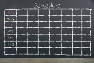 Kılavuz zaman masaya Siyah Kara tahta arka plan ile zamanlama