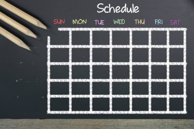 Kılavuz zaman masaya Siyah Kara tahta arka plan ile zamanlama