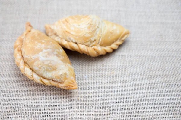 Curry Puff com espaço de cópia na tabela — Fotografia de Stock