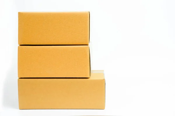 Картонные коробки с копировальным местом на изолированном белом — стоковое фото