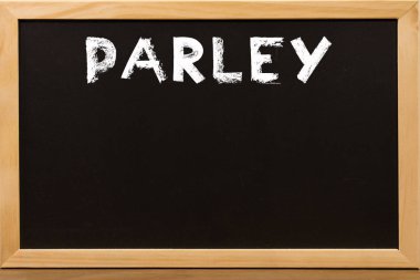 Maydanoz kelime bir tahta üzerinde beyaz tebeşir ile yazmak.