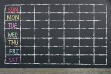 Siyah tebeşir tahtası arka plan üzerinde ızgara ile haftanın Programı