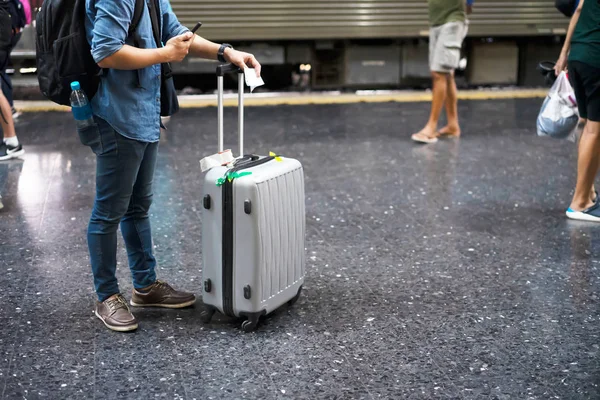 Reiziger met bagage op het treinstation voor reizen — Stockfoto