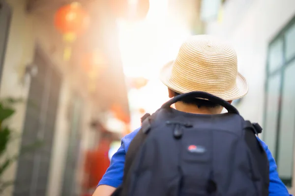 Petit garçon et sacs à dos voyagent en train . — Photo