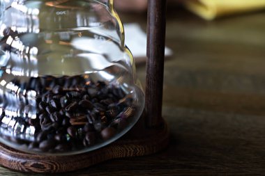 Kahve dükkânında süslemek için cam ile kahve çekirdekleri