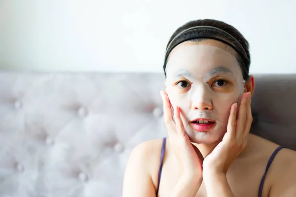 Kosmetik masker pada wanita perawatan wajah. Kecantikan dan fashion — Stok Foto