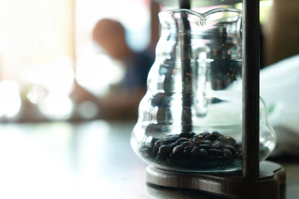 Кофейные зерна со стеклом для украшения в кафе — стоковое фото