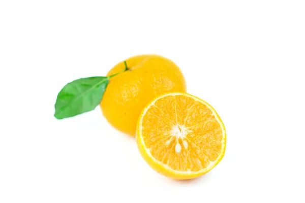 Frutos naranjas con hoja sobre fondo blanco aislado . — Foto de Stock