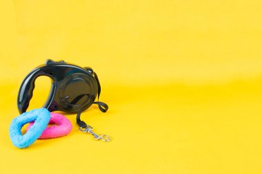 Sarı arka plan üzerinde kopya alanı ile Pet malzemeleri