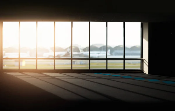 机场日落的窗户. — 图库照片
