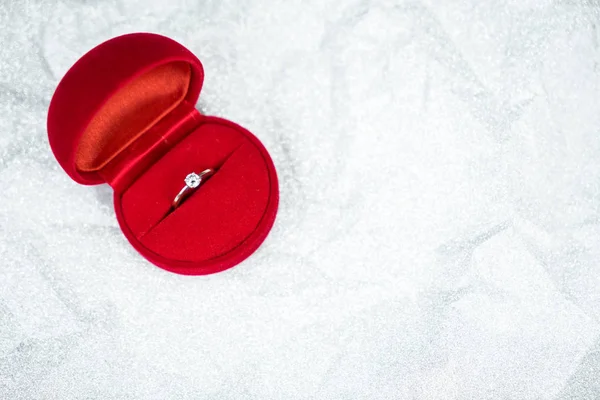 Rode ring vak met diamantring voor trouwdag — Stockfoto