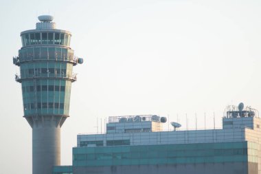 Hong Kong- Eki 27,2017 : Bekleyen insanlar ile terminal sandalyeleri