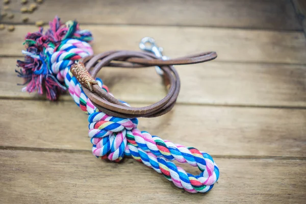 Huisdier leiband met speelgoed op tafel. Huisdier accessoires concept — Stockfoto