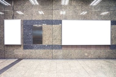 Metroda reklam veya harita için bulanık boş reklam panosu