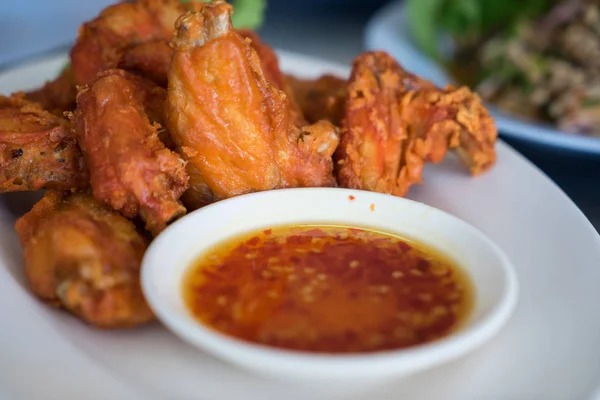 Frango frito em um restaurante tailandês — Fotografia de Stock