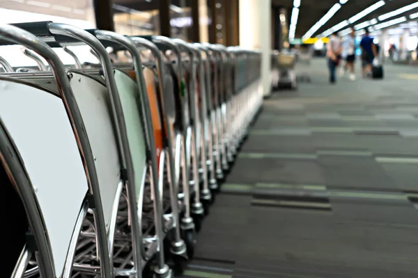 Trolley am Flughafen für Reisende — Stockfoto