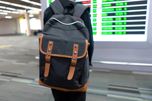 Rucksack mit kleinem Jungen für die Reise am Flughafen — Stockfoto