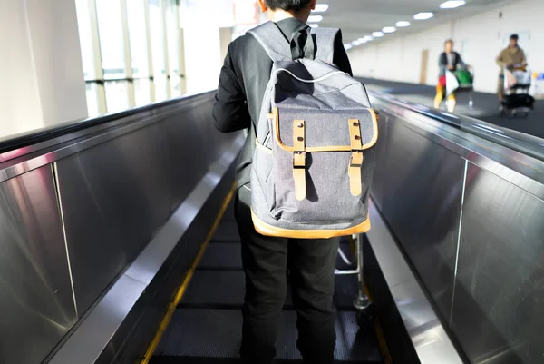 Ryggsäck med liten pojke för resor på flygplatsen — Stockfoto