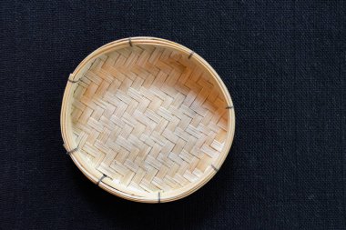 Siyah arkaplanda boş hasır sepet