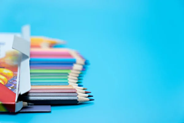 Lápices de color sobre fondo azul. Concepto estacionario — Foto de Stock