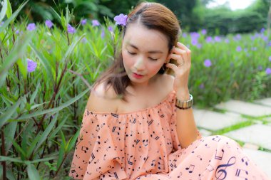 Güzel kadınlar çiçek bahçesinde dinlenmek