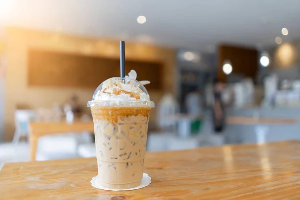 Koffie en slagroom ijs met karamel saus op tafel — Stockfoto