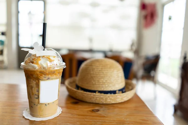 Eiskaffee und Schlagsahne mit Karamellsoße auf dem Tisch — Stockfoto