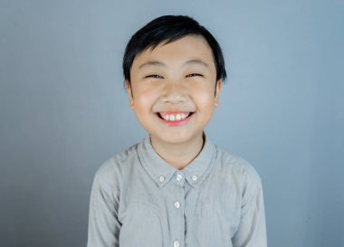 Mutlu zaman konsepti için gülümse küçük çocuk.