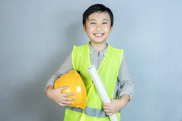 Miğferi ve kopyalama alanı olan, mühendislik üniformalı küçük bir çocuk. — Stok fotoğraf