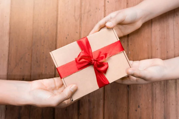 Handen houden geschenken vast op nieuwjaarsdag — Stockfoto