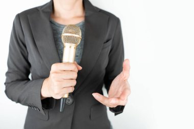 Mikrofonu beyaza yalıtan iş adamları