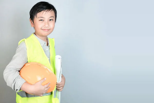 Miğferi ve kopyalama alanı olan, mühendislik üniformalı küçük bir çocuk. — Stok fotoğraf
