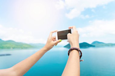 El gezgini akıllı telefondan fotoğraf çeker.