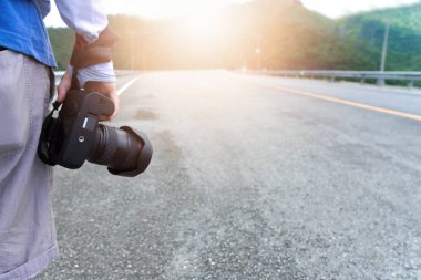 Sokak fotoğrafçısı yolda. Profesyonel ve gezgin. 