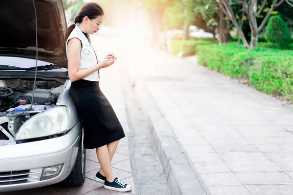 Women using smartphone to call a car mechanic. Transportation — Stock Photo, Image