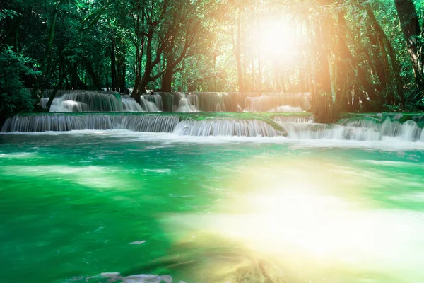 Huai Mae Khamin Cachoeira em Kanchanaburi, na Tailândia — Fotografia de Stock