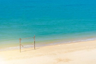 Yaz tatilinde sahilde rahatlamak için salıncak manzarası.