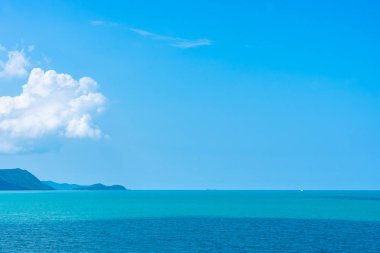 Deniz manzarası ve mavi gökyüzü yaz tatilinde