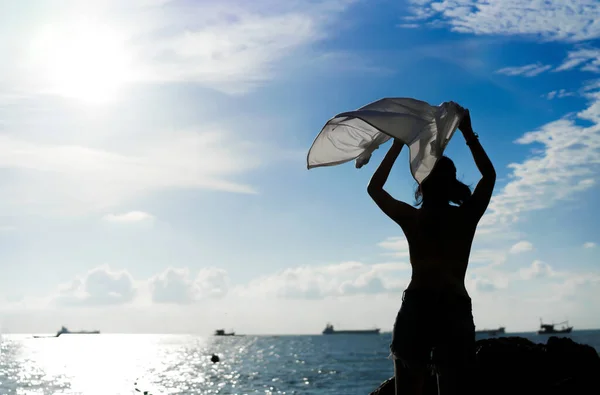 Silhouette Femme Détendre Mer Pendant Les Vacances Été — Photo