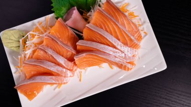 Somon Sashimi 'nin en iyi görüntüsü masada. Japon gıda konsepti