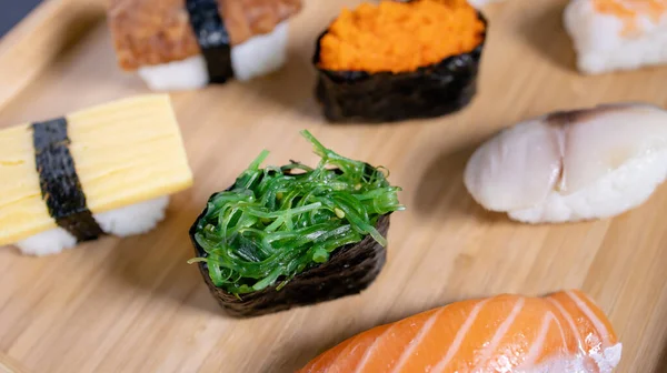 Japońskie Jedzenie Najlepsze Widoki Różne Rodzaje Sushi Talerzu — Zdjęcie stockowe