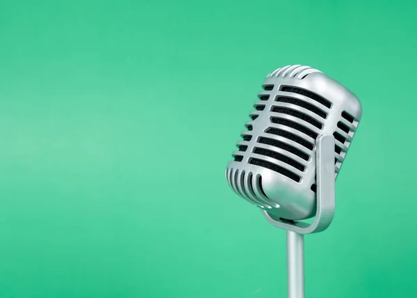Yeşil Arkaplanda Kopyalama Alanı Olan Retro Mikrofon — Stok fotoğraf