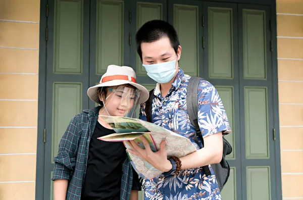 健康マスクをした父と息子はアジアを旅する 新常態概念 — ストック写真