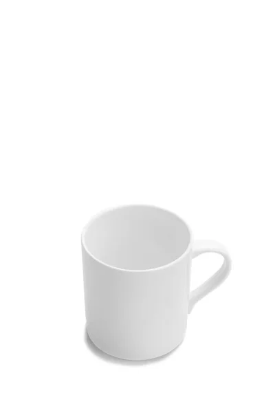 将白色陶瓷杯调质 杯子在孤立的白色上有复制空间 — 图库照片