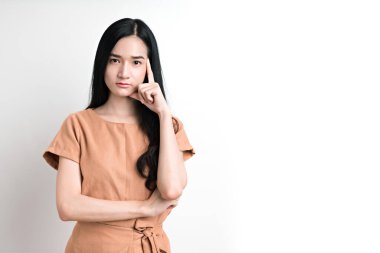 Beyaz arka planda düşünen ve hisseden iş kadını